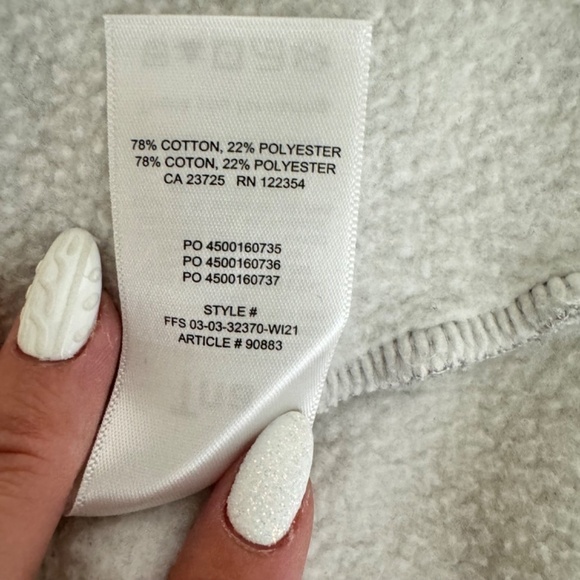 Aritzia Tna Cozy Fleece Perfect Cropped Sweatshirt - Picture 9 of 9